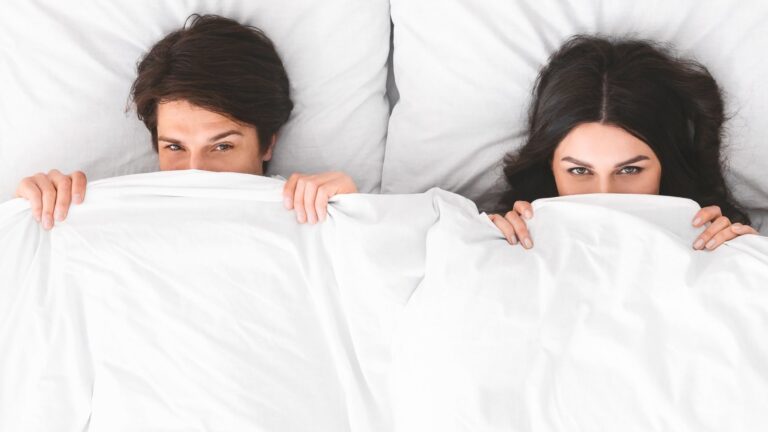 Lee más sobre el artículo Cómo hablar con tu pareja sobre incluir juguetes en la cama