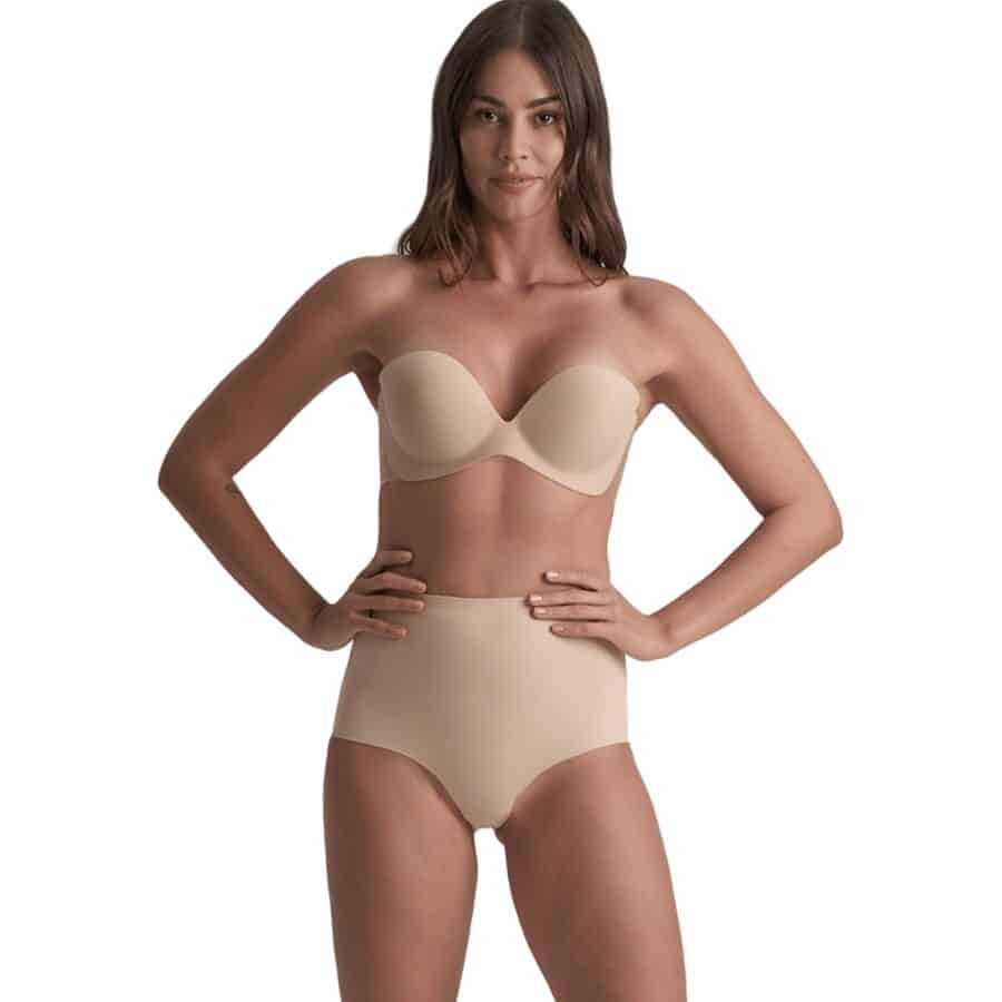 Modelo con sujetador adhesivo beige y braga alta a juego