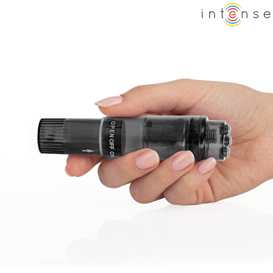 Masajeador negro Intense Kurt Mini con cuatro cabezales intercambiables, sostenido en una mano