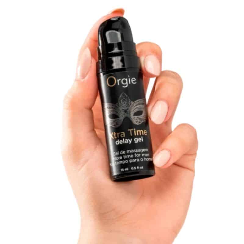 Envase negro de Orgie Xtra Time Delay Gel sostenido en una mano